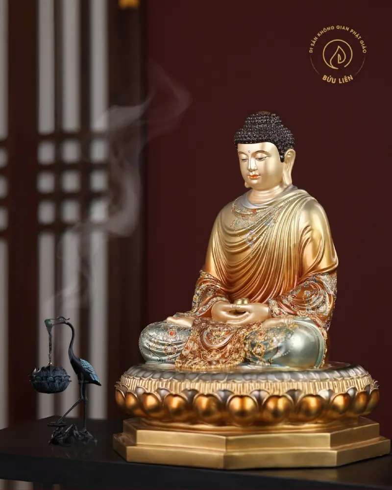 Phật Thích Ca thường được thể hiện với tóc xoắn ốc hoặc búi cao
