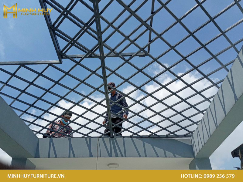 Khung sắt bảo vệ sân trước