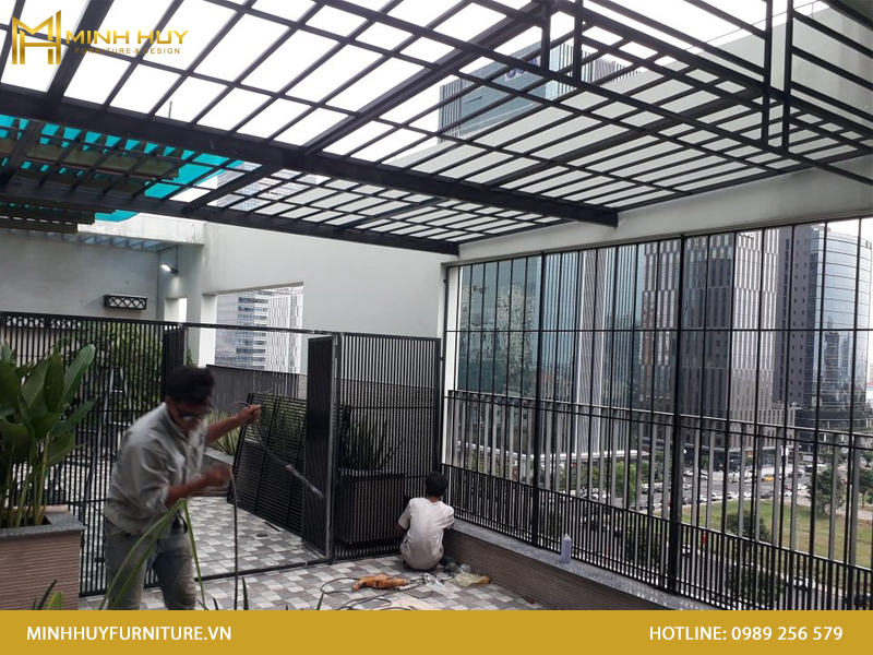 Khung sắt bảo vệ sân trước