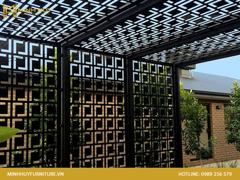 Khung sắt bảo vệ sân trước